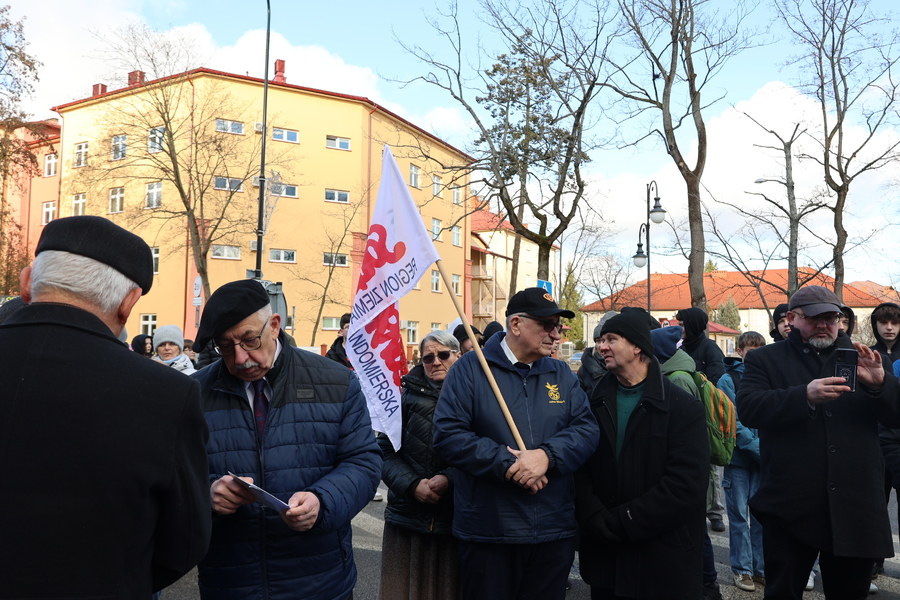 Odsłonięcie tablicy poświęconej działaczkom Solidarności internowanym w Areszcie Śledczym w Nisku – 13 grudnia 2024. Fot. Katarzyna Gajda-Bator (IPN)