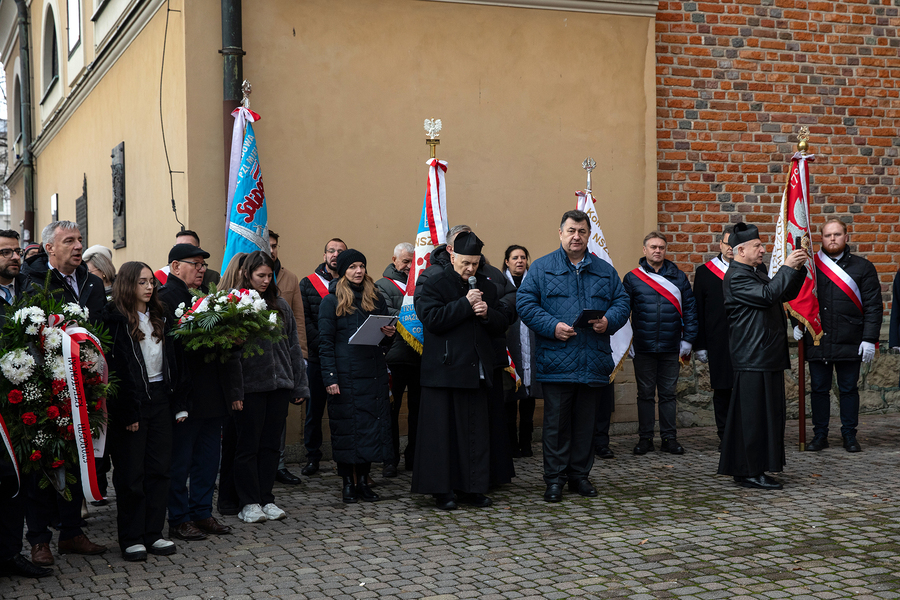 Rocznica stanu wojennego. Anioł Pański prowadzi ks. Stanisław Słowik – Rzeszów, 13 grudnia 2024. Fot. Igor Witowicz (IPN)