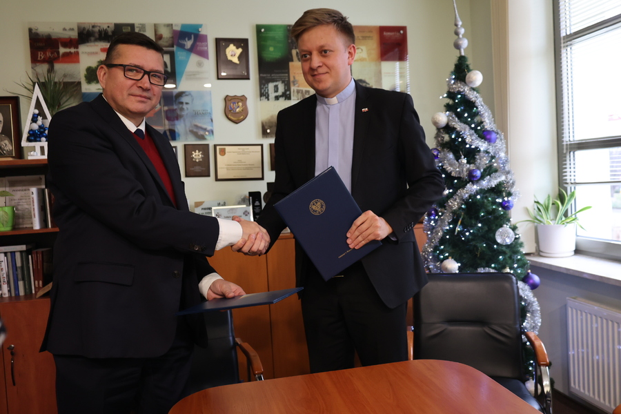 Dr hab. Dariusz Iwaneczko, dyrektor IPN Rzeszów i ks. Jakub Nagi, dyrektor Katolickiego Radia Via. Rzeszów, 9 stycznia 2025. Fot. Katarzyna Gajda-Bator (IPN)