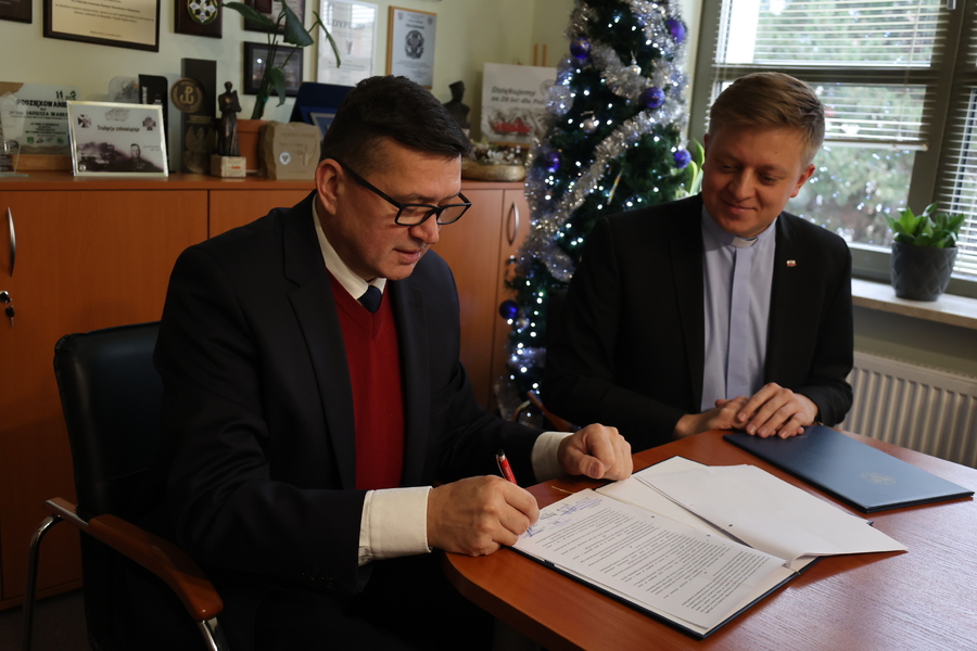 Dr hab. Dariusz Iwaneczko, dyrektor IPN Rzeszów i ks. Jakub Nagi, dyrektor Katolickiego Radia Via. Rzeszów, 9 stycznia 2025. Fot. Katarzyna Gajda-Bator (IPN)