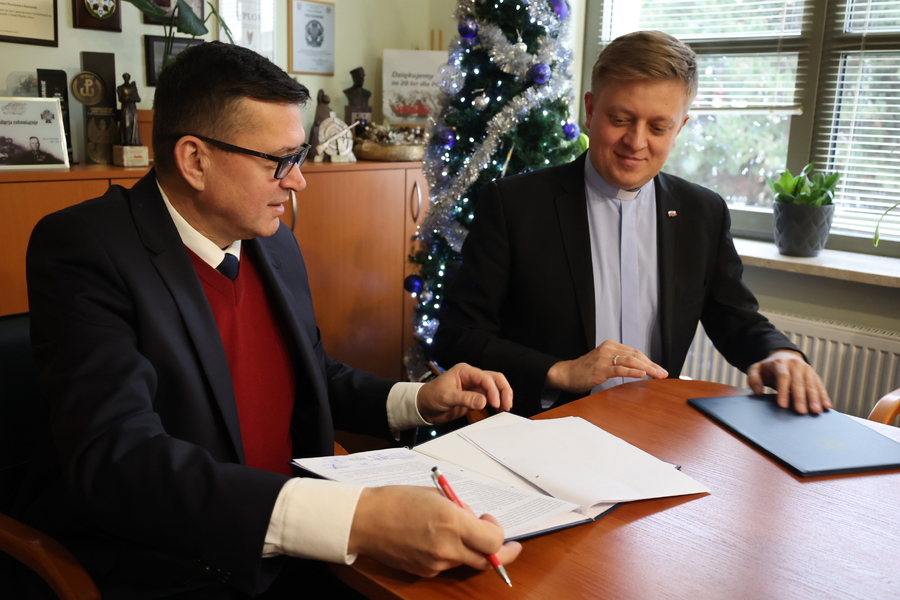 Dr hab. Dariusz Iwaneczko, dyrektor IPN Rzeszów i ks. Jakub Nagi, dyrektor Katolickiego Radia Via. Rzeszów, 9 stycznia 2025. Fot. Katarzyna Gajda-Bator (IPN)