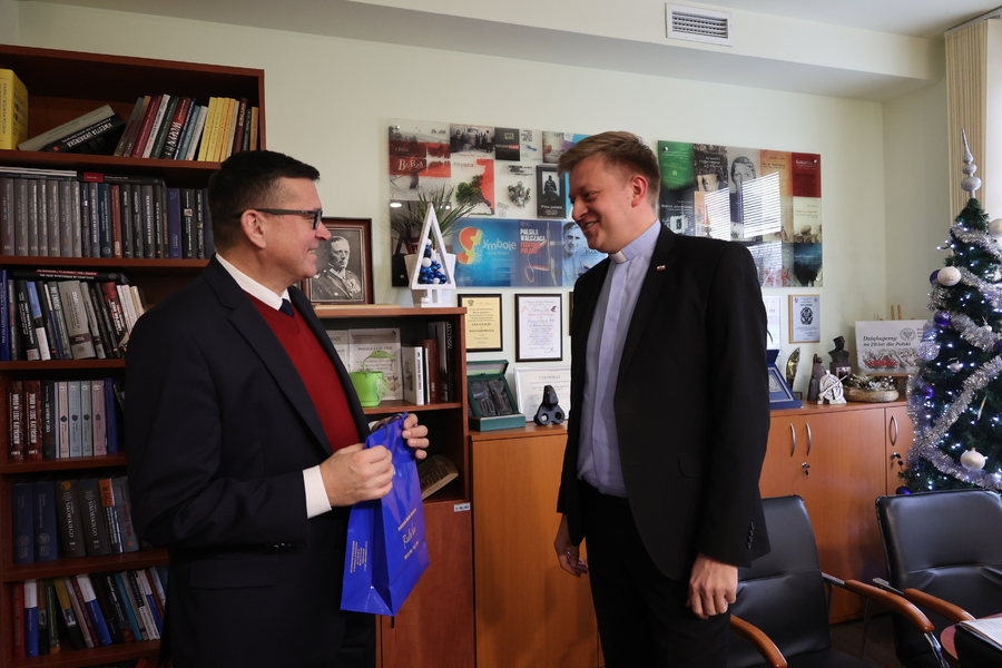 Dr hab. Dariusz Iwaneczko, dyrektor IPN Rzeszów i ks. Jakub Nagi, dyrektor Katolickiego Radia Via. Rzeszów, 9 stycznia 2025. Fot. Katarzyna Gajda-Bator (IPN)