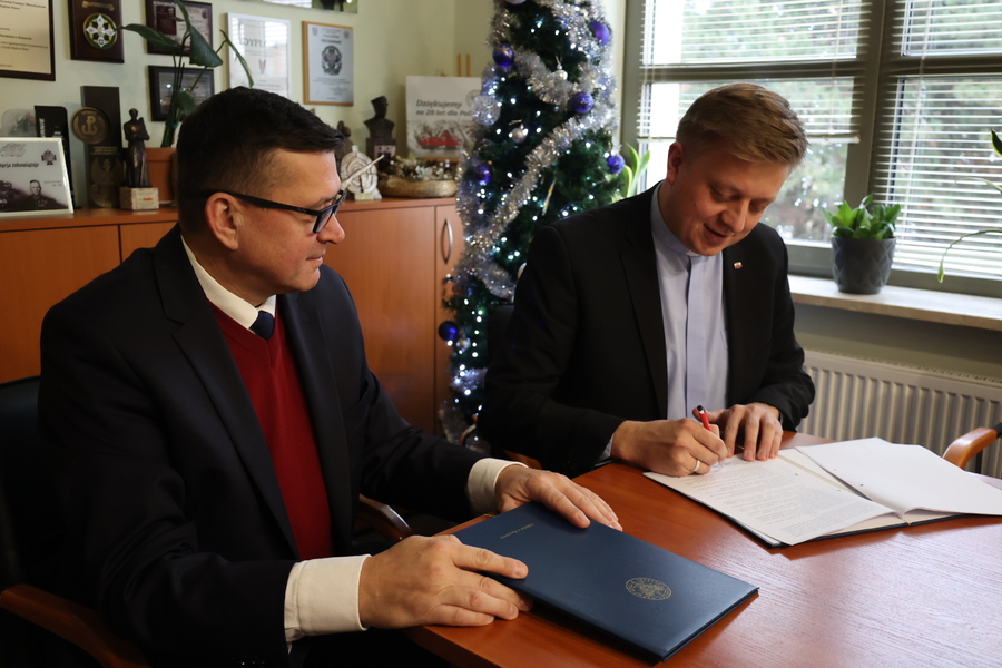 Dr hab. Dariusz Iwaneczko, dyrektor IPN Rzeszów i ks. Jakub Nagi, dyrektor Katolickiego Radia Via. Rzeszów, 9 stycznia 2025. Fot. Katarzyna Gajda-Bator (IPN)