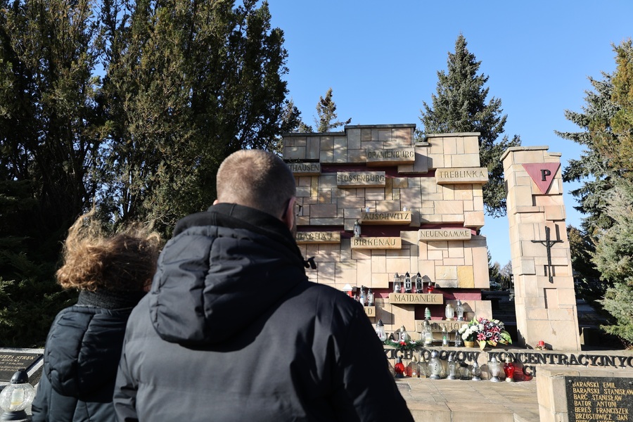 Pomnik pamięci Ofiar Obozów Koncentracyjnych na terenie Cmentarza Komunalnego Wilkowyja w Rzeszowie.