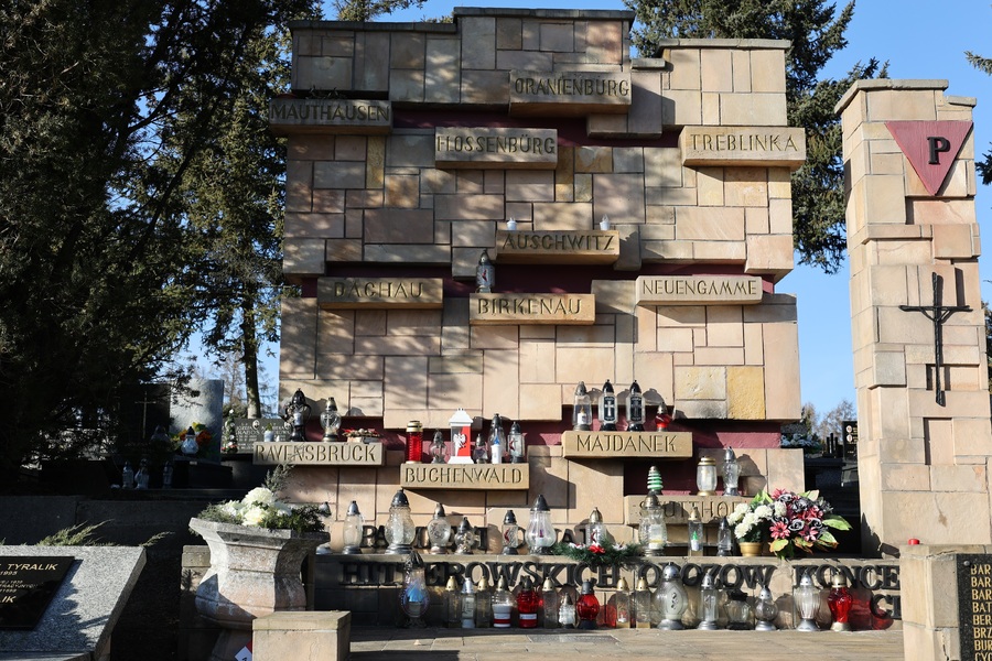 Pomnik pamięci Ofiar Obozów Koncentracyjnych na terenie Cmentarza Komunalnego Wilkowyja w Rzeszowie.