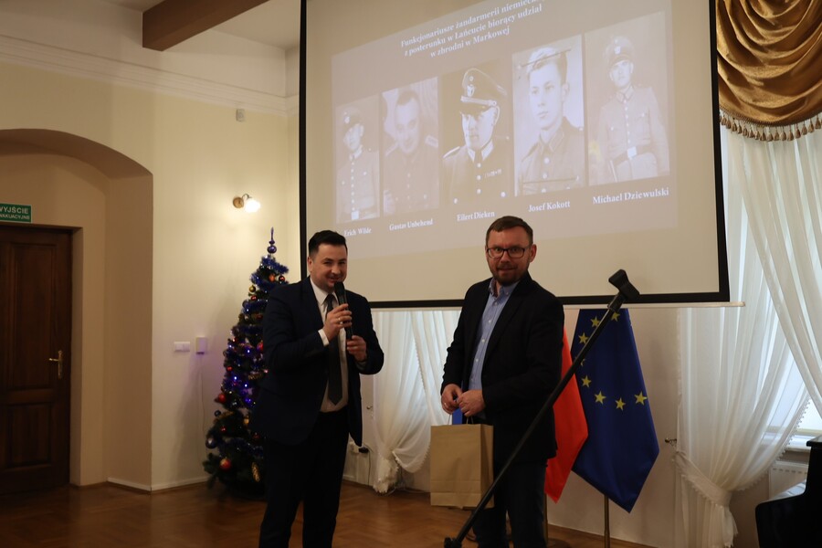 Jacek Kwieciński i dr Wojciech Hanus podczas obchodów Międzynarodowego Dnia Pamięci o Ofiarach Holocaustu w Leżajsku – 29 stycznia 2025. Fot. Katarzyna Gajda-Bator (IPN)