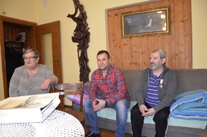 Działacz opozycji antykomunistycznej Tadeusz Jan Bednarczyk odznaczony Krzyżem Wolności i Solidarności wraz z żoną i synem. Fot. K. Gajda-Bator.