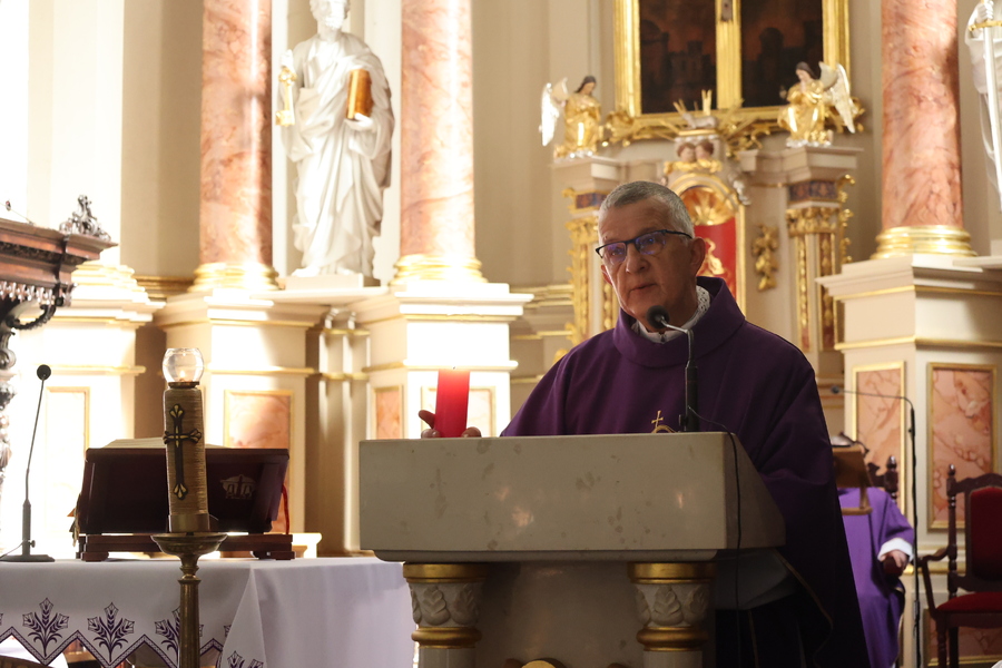 O. Andrzej Chorążykiewicz głoszący homilię podczas Mszy świętej w 80. rocznicę deportacji mieszkańców Pogórza Dynowskiego do ZSRS – Dynów, 17 marca 2025. Fot. Katarzyna Gajda-Bator (IPN)