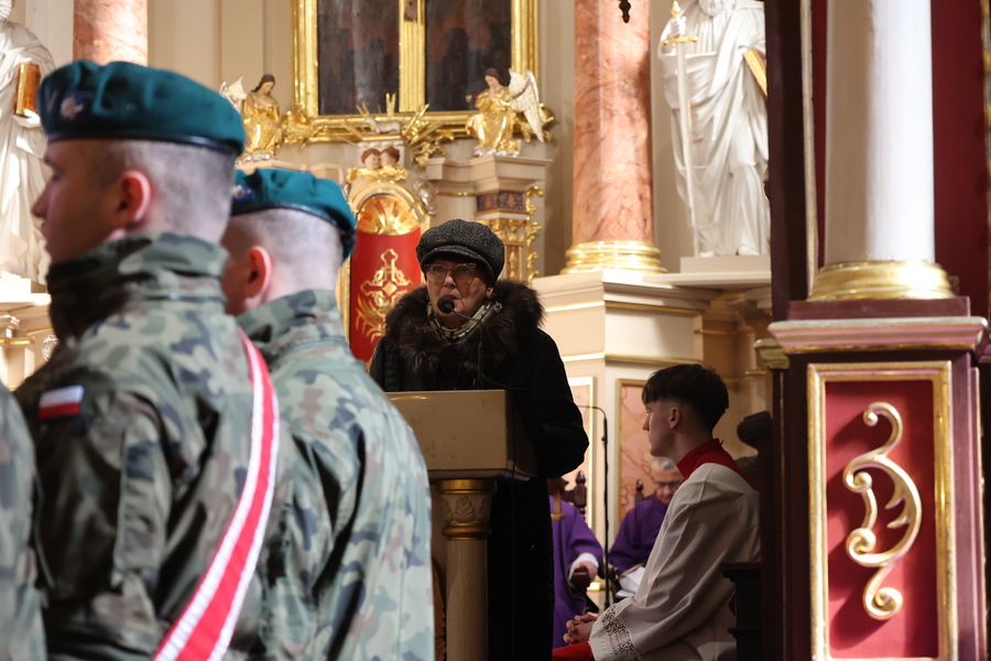 Wystąpienie Teresy Paryny w 80. rocznicę deportacji mieszkańców Pogórza Dynowskiego do ZSRS – Dynów, 17 marca 2025. Fot. Katarzyna Gajda-Bator (IPN)