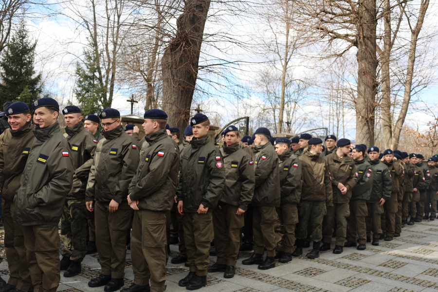 Odsłonięcie tablicy upamiętniającej 80. rocznicę deportacji mieszkańców Pogórza Dynowskiego do ZSRS – Dynów, 17 marca 2025. Fot. Katarzyna Gajda-Bator (IPN)