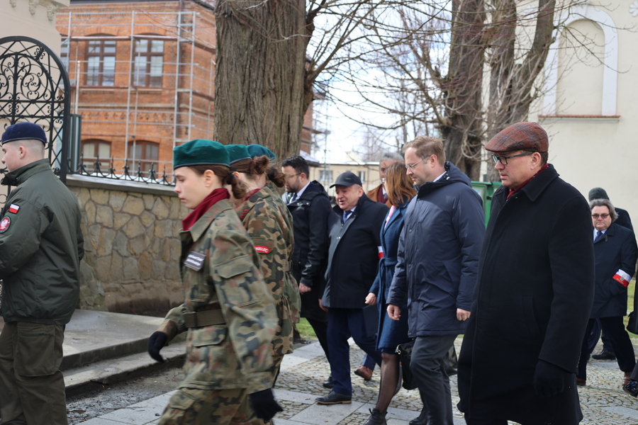 Odsłonięcie tablicy upamiętniającej 80. rocznicę deportacji mieszkańców Pogórza Dynowskiego do ZSRS – Dynów, 17 marca 2025. Fot. Katarzyna Gajda-Bator (IPN)