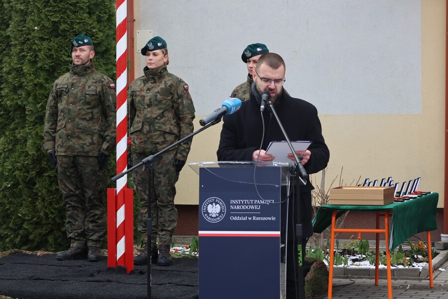 Odsłonięcie tablicy upamiętniającej 80. rocznicę deportacji mieszkańców Pogórza Dynowskiego do ZSRS – Dynów, 17 marca 2025. Fot. Katarzyna Gajda-Bator (IPN)