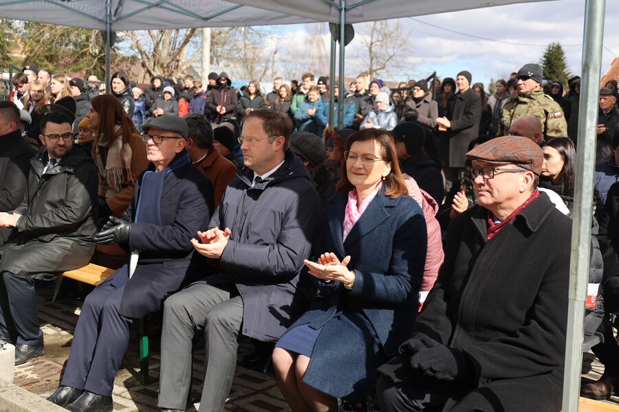 Odsłonięcie tablicy upamiętniającej 80. rocznicę deportacji mieszkańców Pogórza Dynowskiego do ZSRS – Dynów, 17 marca 2025. Fot. Katarzyna Gajda-Bator (IPN)