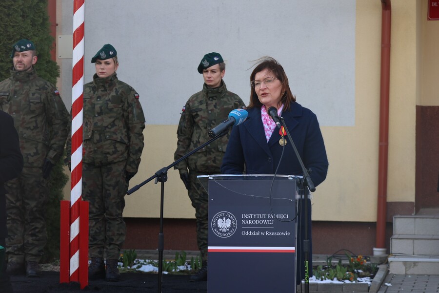 Dr Ewa Leniart, poseł na Sejm RP podczas obchodów 80. rocznicy deportacji mieszkańców Pogórza Dynowskiego do ZSRS – Dynów, 17 marca 2025. Fot. Katarzyna Gajda-Bator (IPN)