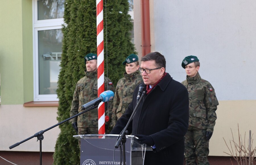 Dr hab. Dariusz Iwaneczko, dyrektor IPN w Rzeszowie podczas obchodów 80. rocznicy deportacji mieszkańców Pogórza Dynowskiego do ZSRS – Dynów, 17 marca 2025. Fot. Katarzyna Gajda-Bator (IPN)