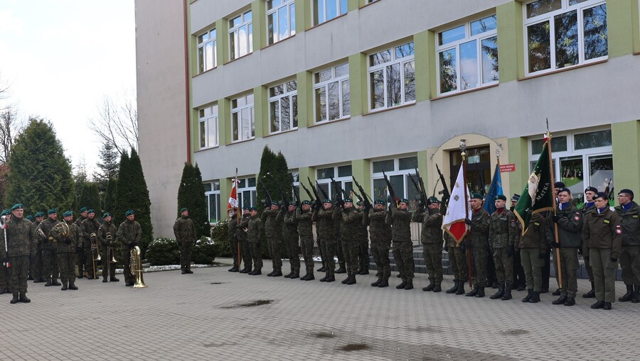 Odsłonięcie tablicy upamiętniającej 80. rocznicę deportacji mieszkańców Pogórza Dynowskiego do ZSRS – Dynów, 17 marca 2025. Fot. Katarzyna Gajda-Bator (IPN)