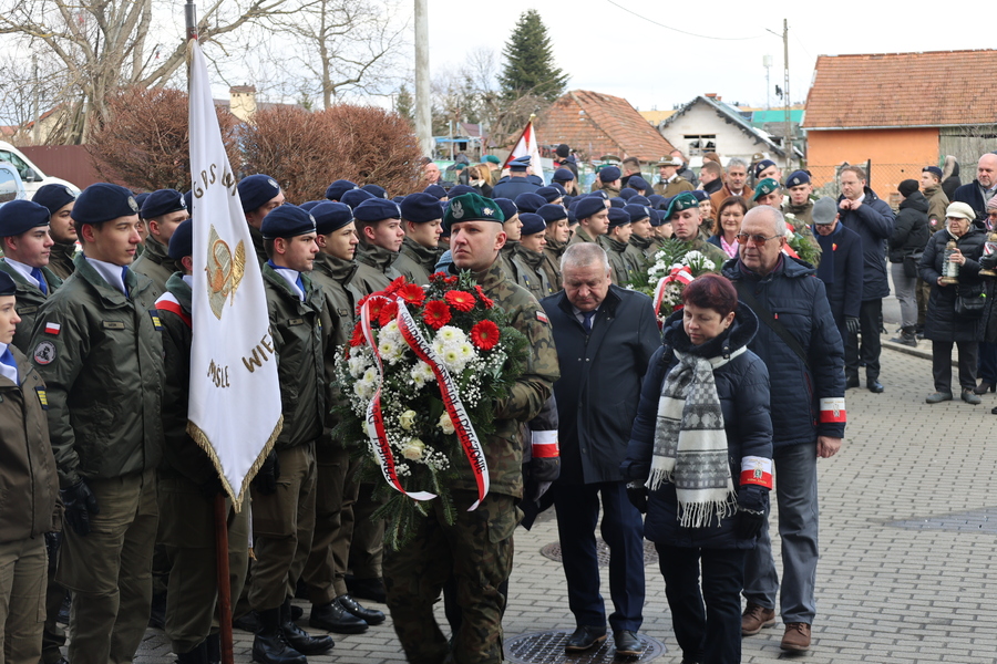Odsłonięcie tablicy upamiętniającej 80. rocznicę deportacji mieszkańców Pogórza Dynowskiego do ZSRS – Dynów, 17 marca 2025. Fot. Katarzyna Gajda-Bator (IPN)