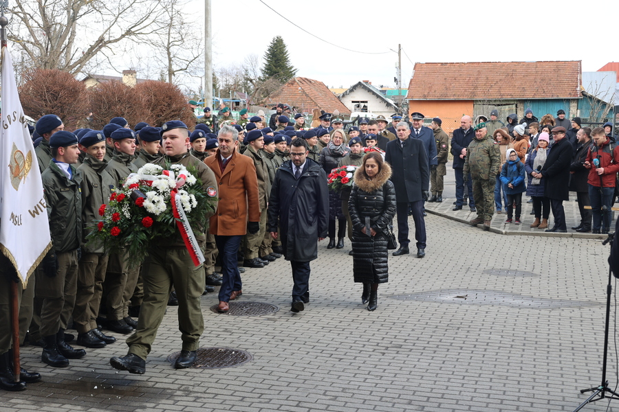 Odsłonięcie tablicy upamiętniającej 80. rocznicę deportacji mieszkańców Pogórza Dynowskiego do ZSRS – Dynów, 17 marca 2025. Fot. Katarzyna Gajda-Bator (IPN)