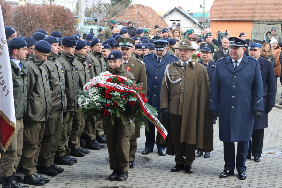 Odsłonięcie tablicy upamiętniającej 80. rocznicę deportacji mieszkańców Pogórza Dynowskiego do ZSRS – Dynów, 17 marca 2025. Fot. Katarzyna Gajda-Bator (IPN)