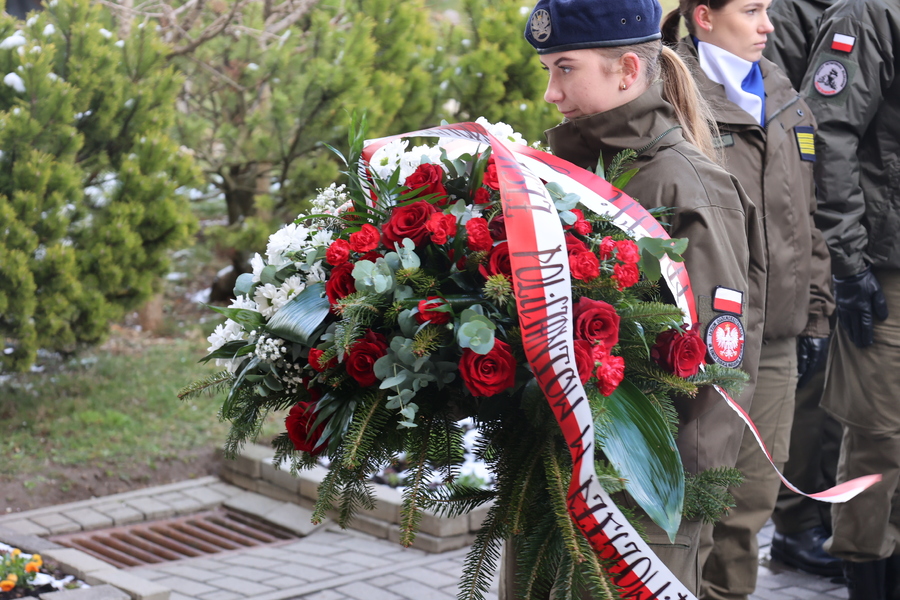 Odsłonięcie tablicy upamiętniającej 80. rocznicę deportacji mieszkańców Pogórza Dynowskiego do ZSRS – Dynów, 17 marca 2025. Fot. Katarzyna Gajda-Bator (IPN)