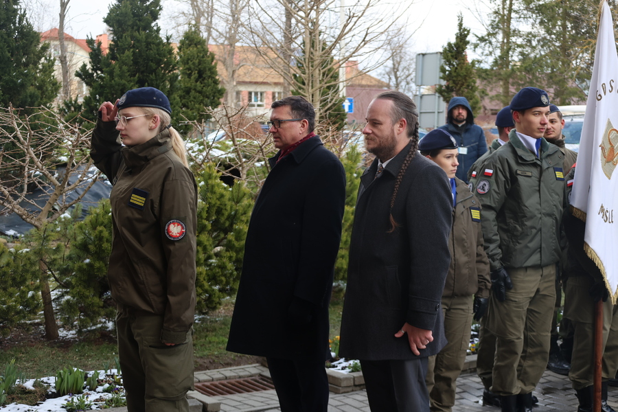 Odsłonięcie tablicy upamiętniającej 80. rocznicę deportacji mieszkańców Pogórza Dynowskiego do ZSRS – Dynów, 17 marca 2025. Fot. Katarzyna Gajda-Bator (IPN)