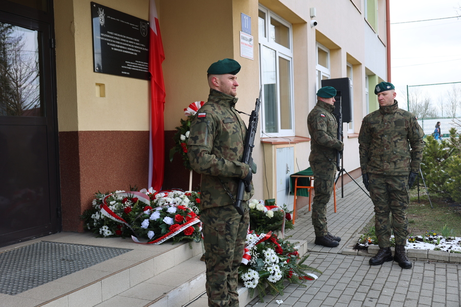 Odsłonięcie tablicy upamiętniającej 80. rocznicę deportacji mieszkańców Pogórza Dynowskiego do ZSRS – Dynów, 17 marca 2025. Fot. Katarzyna Gajda-Bator (IPN)