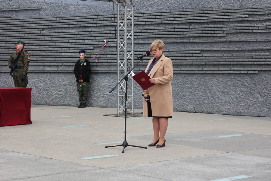 Teresa Kubas-Hul, wojewoda podkarpacki na obchodach Narodowego Dnia Pamięci Polaków ratujących Żydów pod okupacją niemiecką – Markowa, 24 marca 2025. Fot. Katarzyna Gajda-Bator (IPN)