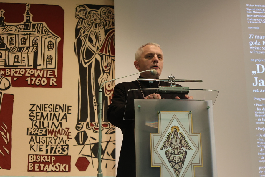 Ks. bp. Stanisław Jamrozek na spotkani wokół filmu „Droga krzyżowa Janosa Esterhazyego” w reżyserii Artura Janickiego – Przemyśl, 27 marca 2025. Fot. Katarzyna Gajda-Bator (IPN)