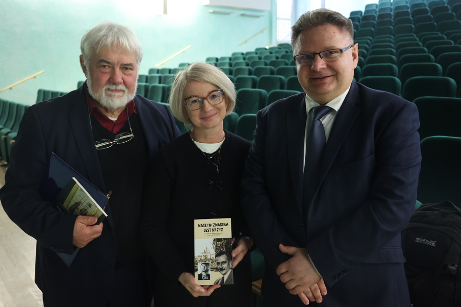 Dr hab. Imre Molnar, Katarzyna Gajda-Bator i dr hab. Mariusz Krzysztofiński  – Przemyśl, 27 marca 2025. Fot. Marcin Bukała (IPN)