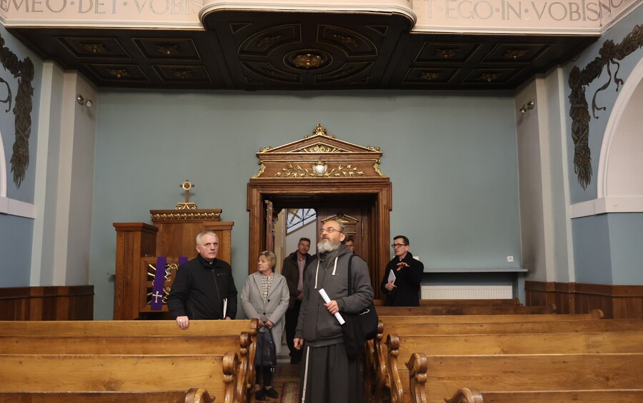 Zwiedzanie kaplicy w Wyższym Seminarium Duchownym w Przemyślu, 27 marca 2025. Fot. Katarzyna Gajda-Bator (IPN)