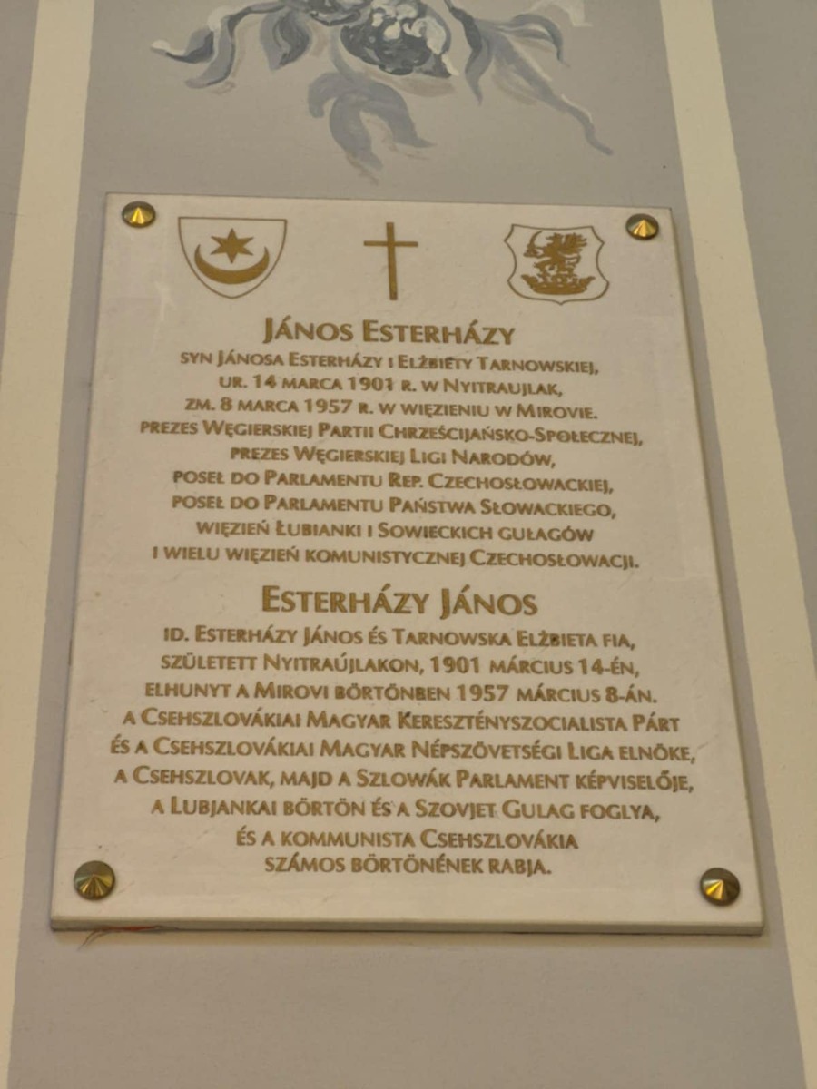 Tablica upamiętniająca Janosa Esterhazyego w klasztorze O.O. Dominikanów przy parafii Wniebowzięcia NMP w Tarnobrzegu – 28 marca 2025. Fot. Marcin Bukała (IPN)