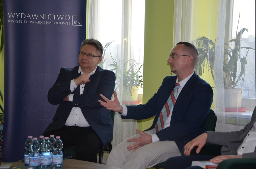 Prof. dr hab. Tomasz Pudłocki i dr hab. Mariusz Krzysztofiński na prezentacji książki „Arystokracja i ziemiaństwo wobec odzyskania niepodległości i budowy zrębów II Rzeczypospolitej (do 1921r.)” – Przemyśl, 3 kwietnia 2025. Fot. Magdalena Czyrek (IPN)