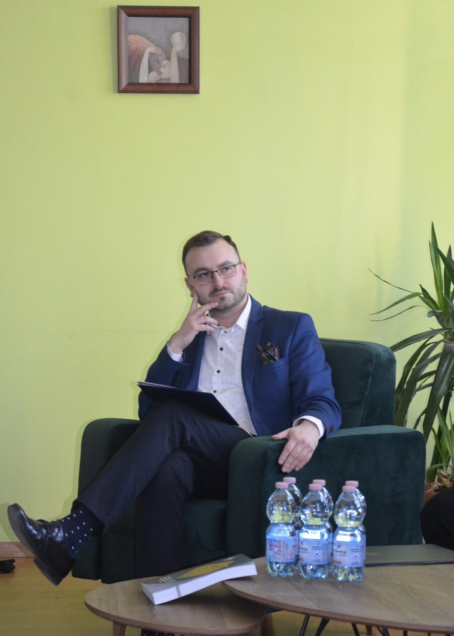 Dr Łukasz Chrobak podczas prezentacji książki „Arystokracja i ziemiaństwo wobec odzyskania niepodległości i budowy zrębów II Rzeczypospolitej (do 1921r.)” – Przemyśl, 3 kwietnia 2025. Fot. Magdalena Czyrek (IPN)