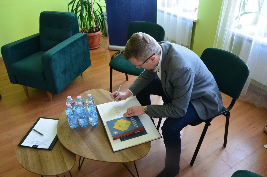 Dr Marcin Bukała na prezentacji książki „Arystokracja i ziemiaństwo wobec odzyskania niepodległości i budowy zrębów II Rzeczypospolitej (do 1921r.)” – Przemyśl, 3 kwietnia 2025. Fot. Magdalena Czyrek (IPN)