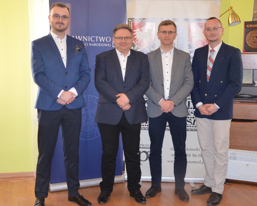 Dr Łukasz Chrobak, dr hab. Mariusz Krzysztofiński, dr Marcin Bukała, prof. dr hab. Tomasz Pudłocki  – Przemyśl, 3 kwietnia 2025. Fot. Magdalena Czyrek (IPN)