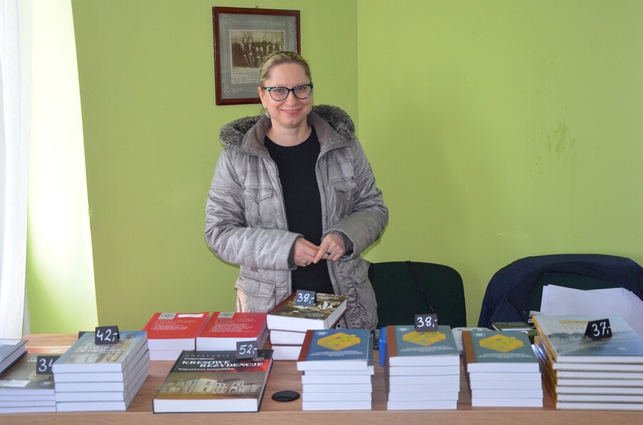 Magdalena Czyrek na stoisku Wydawnictwa IPN, podczas prezentacji książki „Arystokracja i ziemiaństwo wobec odzyskania niepodległości i budowy zrębów II Rzeczypospolitej (do 1921r.)” – Przemyśl, 3 kwietnia 2025. Fot. Marcin Bukała(IPN)