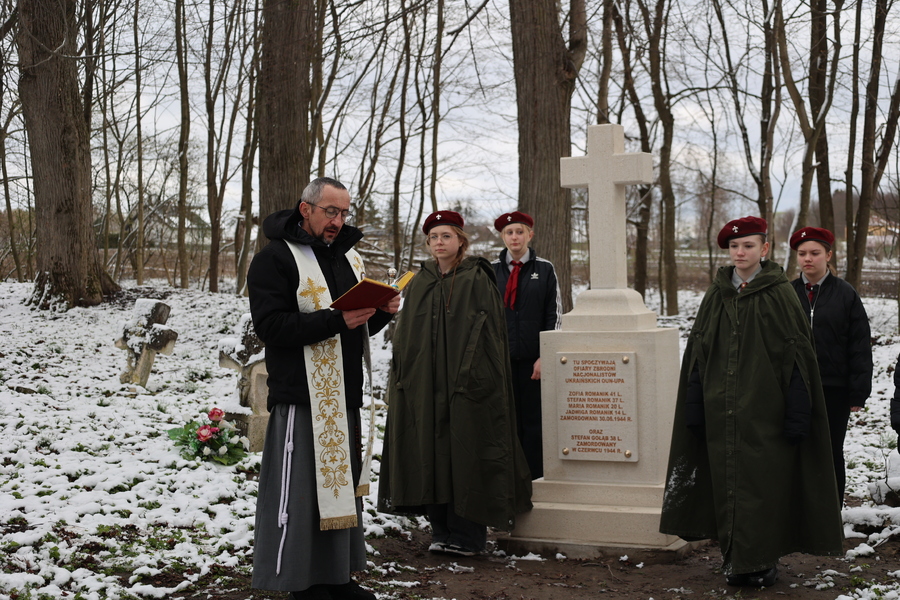 Poświęcenie nagrobka Zofii, Stefana, Marii i Jadwigi Romaników oraz Stefana Gołębia zamordowanych przez ukraińskich nacjonalistów z OUN-UPA – Radruż, 6 kwietnia 2025. Fot. Katarzyna Gajda-Bator (IPN)