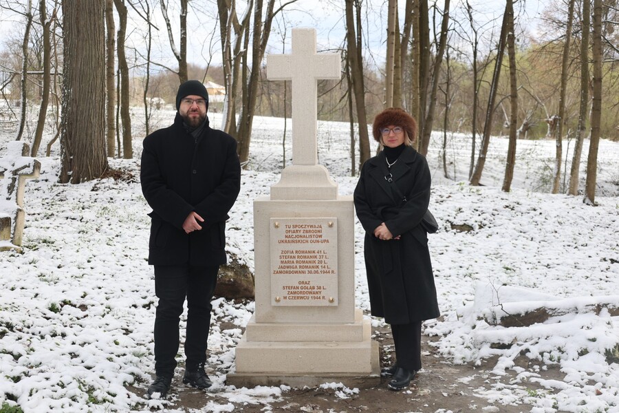 Grzegorz Leszczyński i Katarzyna Gajda-Bator przed odrestaurowanym nagrobkiem Zofii, Stefana, Marii i Jadwigi Romaników oraz Stefana Gołębia – Radruż, 6 kwietnia 2025. Fot. Tomasz Bereza (IPN)