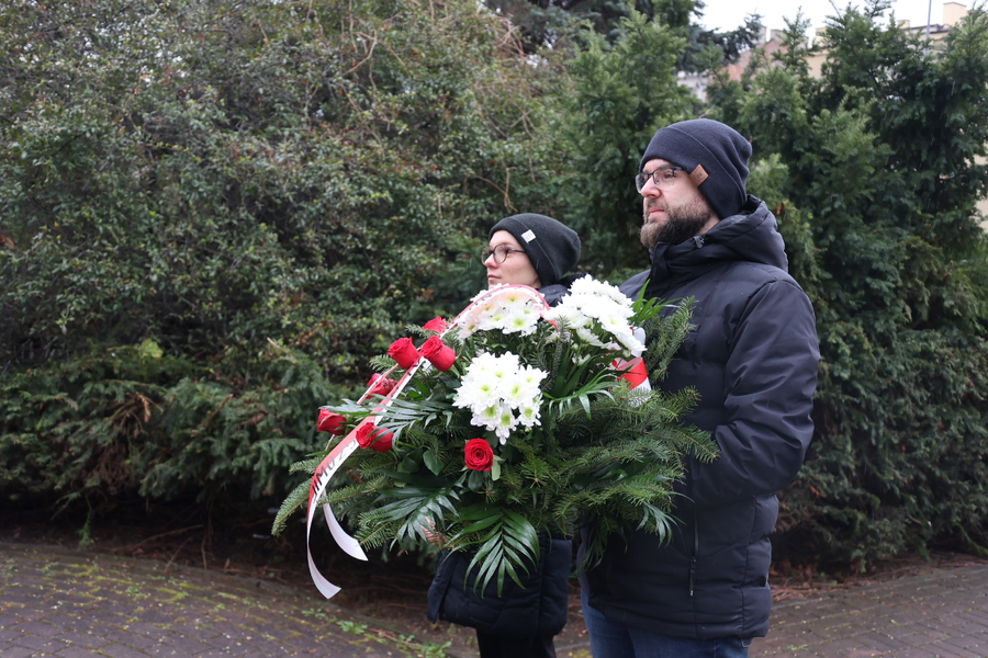 13 kwietnia – Dzień Pamięci Ofiar Zbrodni Katyńskiej, Grzegorz Leszczyński i Joanna Kudyba przy pomniku Ofiar Komunizmu w Rzeszowie. Fot. Katarzyna Gajda-Bator (IPN)