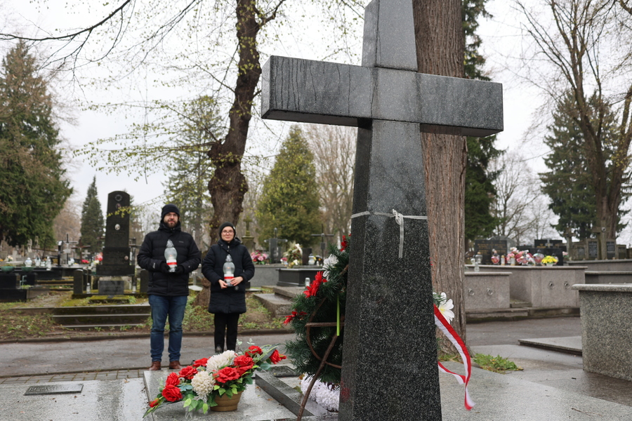 13 kwietnia – Dzień Pamięci Ofiar Zbrodni Katyńskiej, Grzegorz Leszczyński i Joanna Kudyba przy symbolicznym Grobie Katyńskim w Rzeszowie. Fot. Katarzyna Gajda-Bator (IPN)