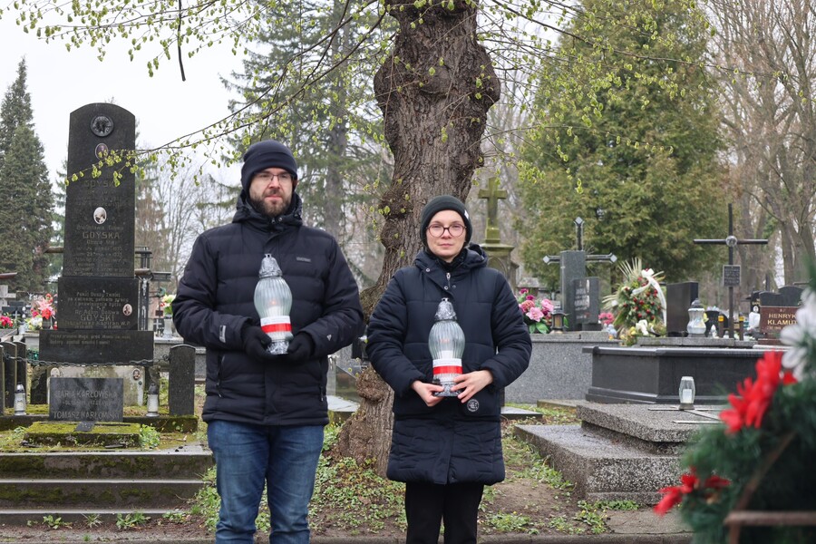 13 kwietnia – Dzień Pamięci Ofiar Zbrodni Katyńskiej, Grzegorz Leszczyński i Joanna Kudyba przy symbolicznym Grobie Katyńskim w Rzeszowie. Fot. Katarzyna Gajda-Bator (IPN)