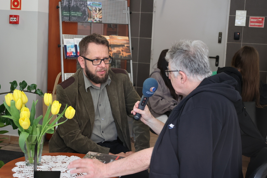 Dr Mirosław Surdej i Andrzej Zajdel podczas Światowego Dnia Książki w IPN – Rzeszów, 23 kwietnia 2025. Fot. Katarzyna Gajda-Bator (IPN)