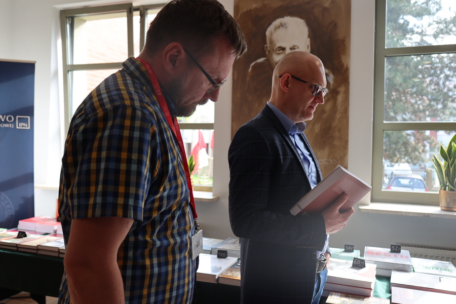 Dr Wojciech Hanus i dr Paweł Fornal podczas Światowego Dnia Książki w IPN – Rzeszów, 23 kwietnia 2025. Fot. Katarzyna Gajda-Bator (IPN)