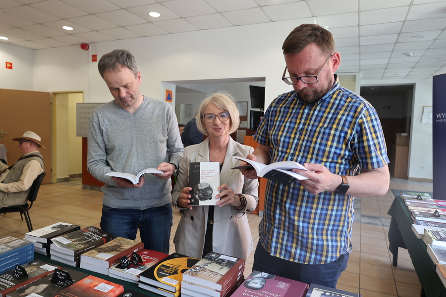 Dr Wojciech Hanus, Katarzyna Gajda-Bator i dr Piotr Chmielowiec podczas Światowego Dnia Książki w IPN – Rzeszów, 23 kwietnia 2025. Fot. Magdalena Czyrek (IPN)