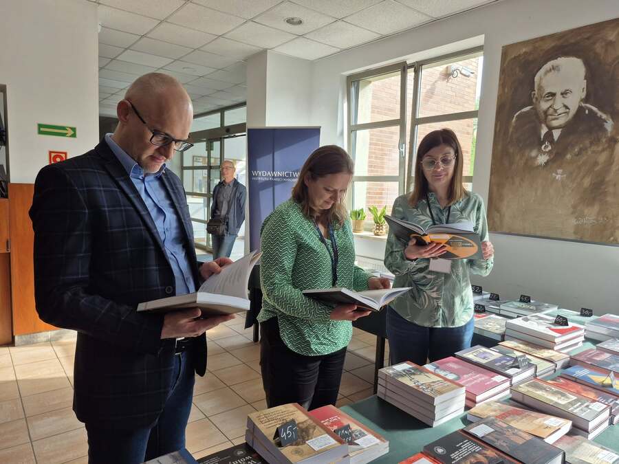 Dr Paweł Fornal, Agnieszka Najda- Czyż i Katarzyna Pasierb podczas Światowego Dnia Książki w IPN – Rzeszów, 23 kwietnia 2025. Fot. Katarzyna Gajda-Bator (IPN)