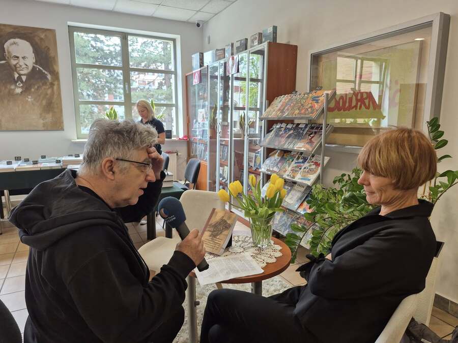 Andrzej Zajdei i dr hab. Elżbieta Rączy podczas Światowego Dnia Książki w IPN – Rzeszów, 23 kwietnia 2025. Fot. Katarzyna Gajda-Bator (IPN)