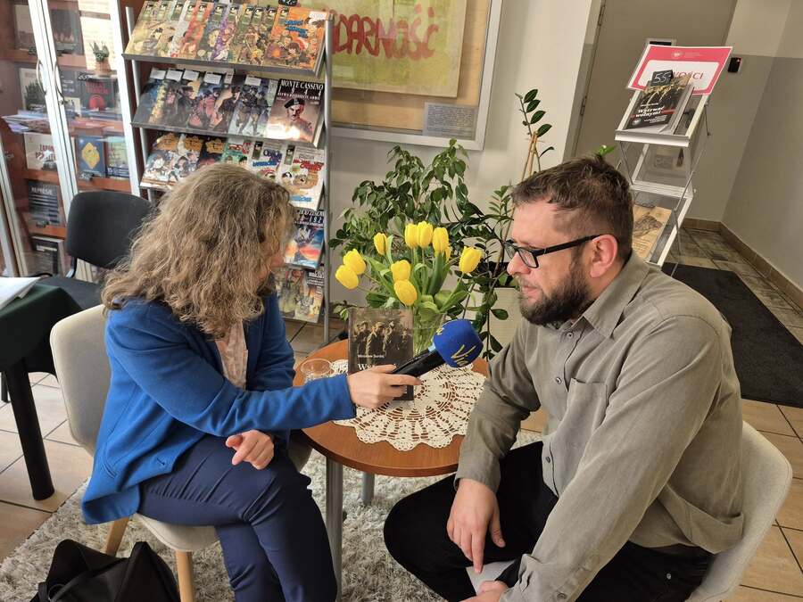 Iwona Kosztyła i dr Mirosław Surdej podczas Światowego Dnia Książki w IPN – Rzeszów, 23 kwietnia 2025. Fot. Katarzyna Gajda-Bator (IPN)