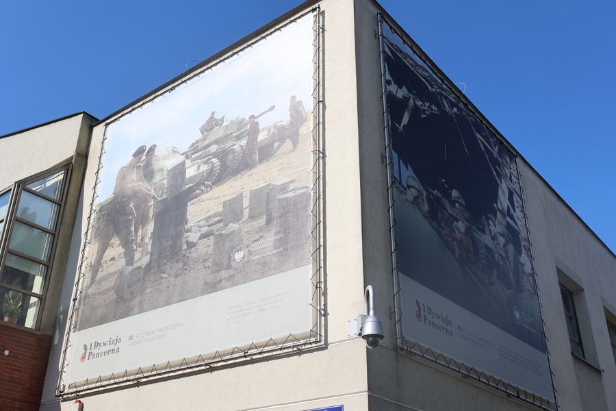 Żołnierze 1. Dywizji Pancernej podczas konserwacji pojazdów na poligonie w Wielkiej Brytanii, 1943–1944 r.  Fot. Katarzyna Gajda-Bator (IPN)