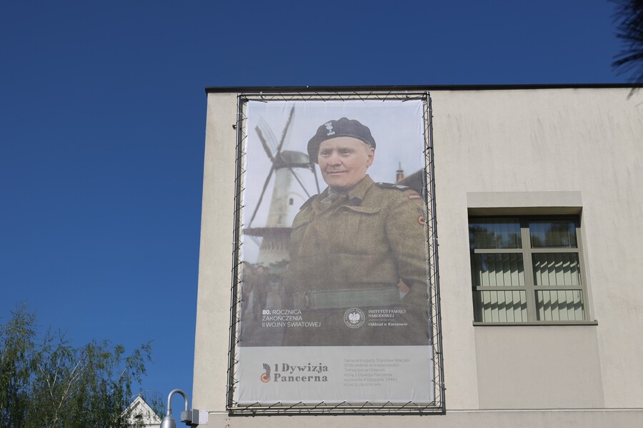 Generał brygady Stanisław Maczek. W tle wiatrak w miejscowości Terheijden w Holandii, którą 1 Dywizja Pancerna wyzwoliła 4 listopada 1944 r.  Fot. Katarzyna Gajda-Bator (IPN)