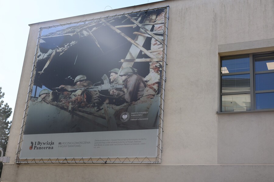 Żołnierze piechoty 1. Dywizji Pancernej na stanowisku na dachu uszkodzonego przez artylerię budynku w Hooge Zwaluwe koło Bredy w czasie walk nad Dolnym Renem w Holandii, 1944 r.  Fot. Katarzyna Gajda-Bator (IPN)